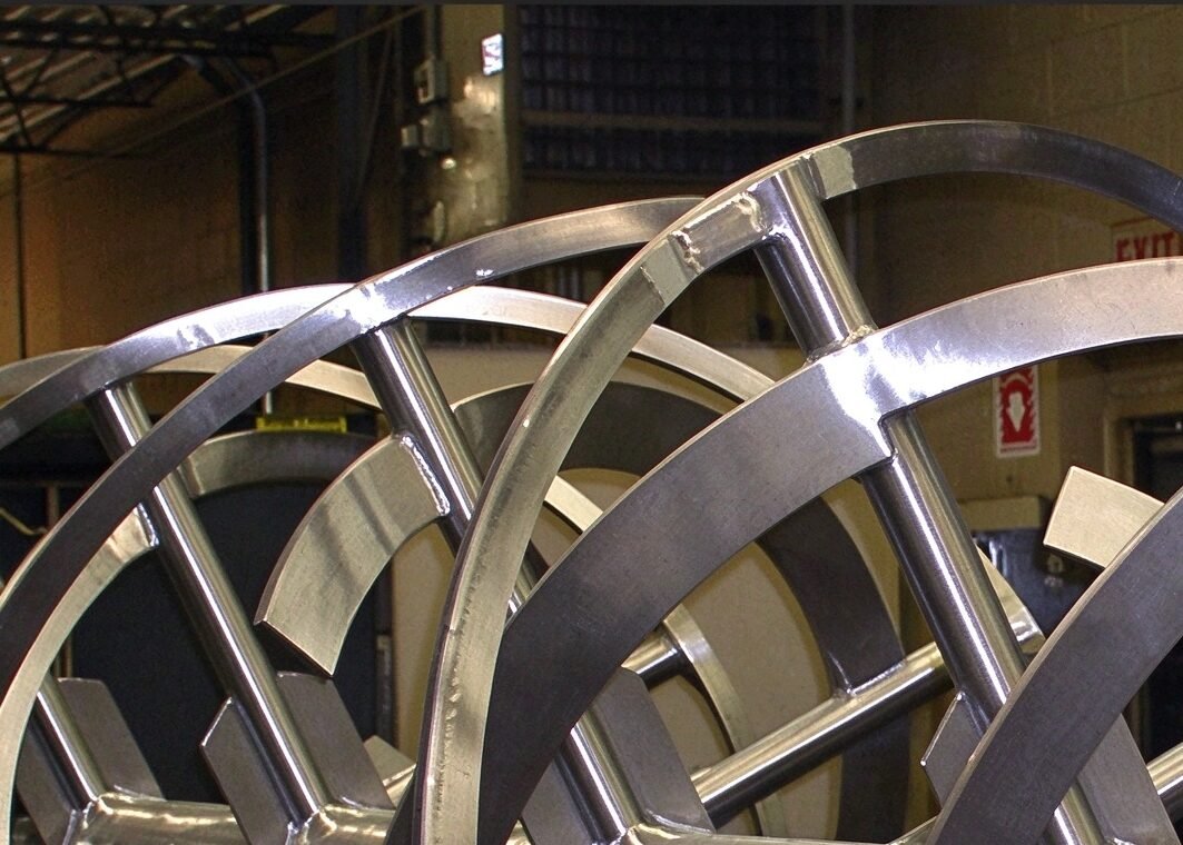 Ribbon blender agitator and main shaft welding during manufacturing