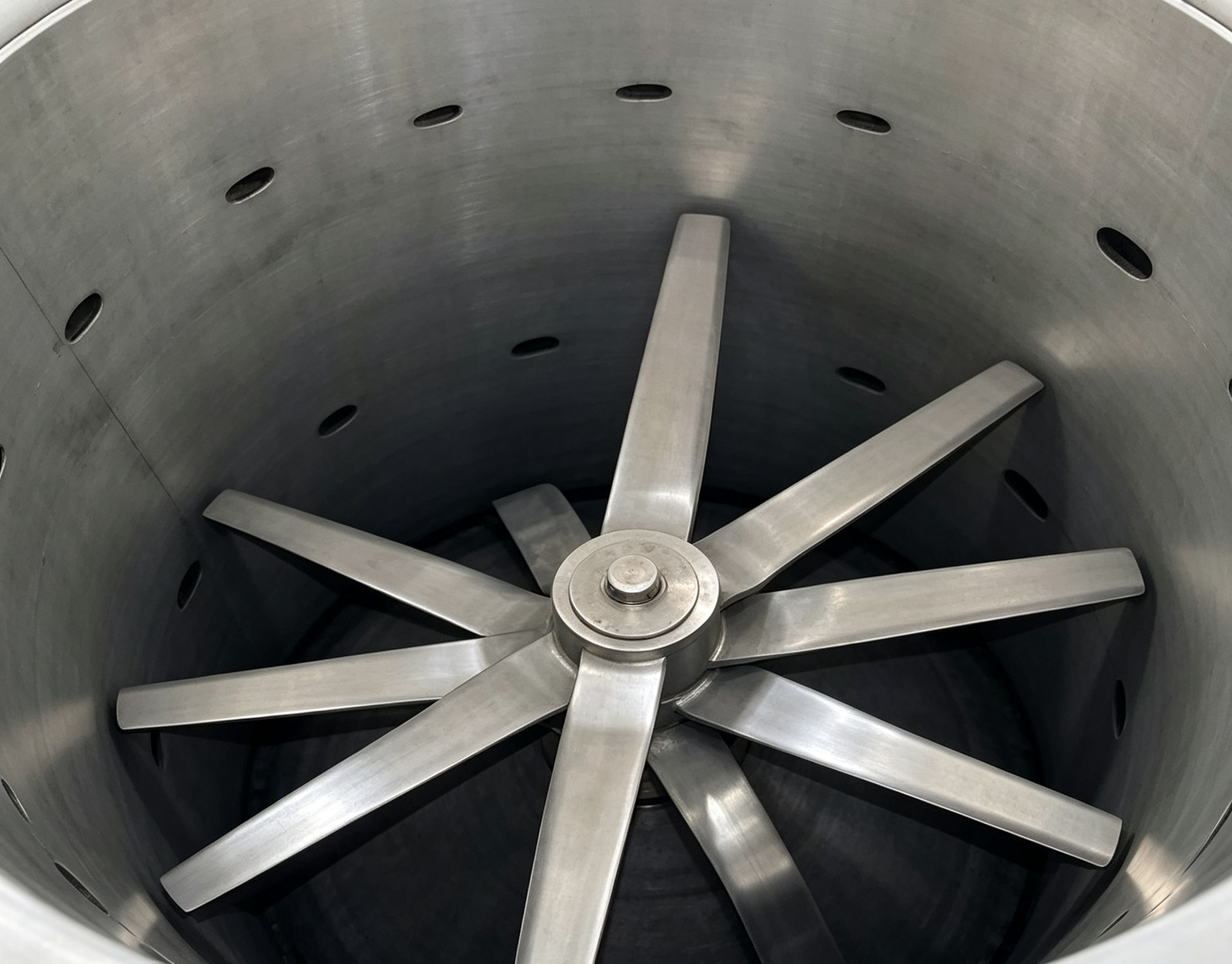 Bottom disintegrator inside an industrial spin flash drying chamber