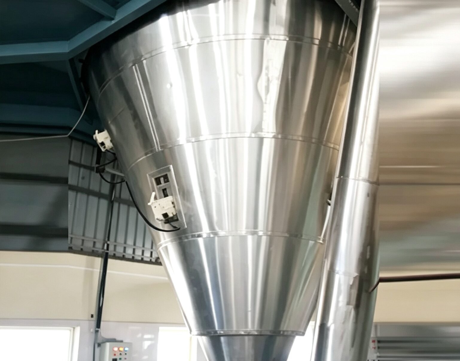 Tangential hot air inlet ducting